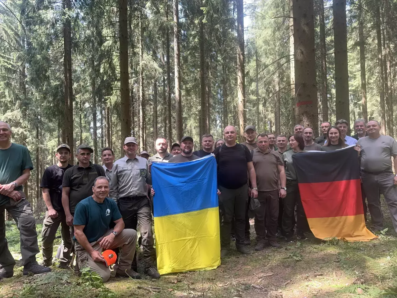 Teilnehmerkreis mit Deutsch Ukrainischer Fahne 