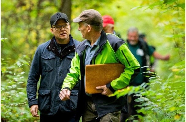 Bundesminister Carsten Schneider mit Wolfgang Grade (Revierleiter) Schr�ter Copyright BMUKN/ Jacob